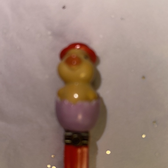 Vintage Retrospect Pez NIB Porcelain, Yellow Chick In Purple Egg, Red Hat, Metal - Picture 6 of 6
